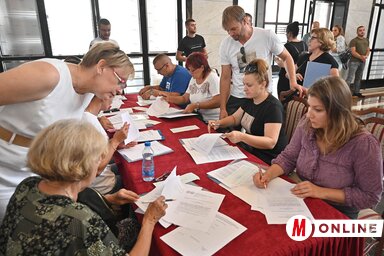 A szerződések aláírása (Fotó: Ótos András)