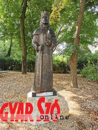 Szent István szobrát két éve avatták fel a temerini Szent Rozália plébániatemplom udvarán (Fotó: Kasza Jennifer) Szent István szobrát két éve avatták fel a temerini Szent Rozália plébániatemplom udvarán (Fotó: Kasza Jennifer)