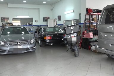 A gyanúsítottak előállításakor több Mercedes várt „megmunkálásra” a garázsban (MUP)