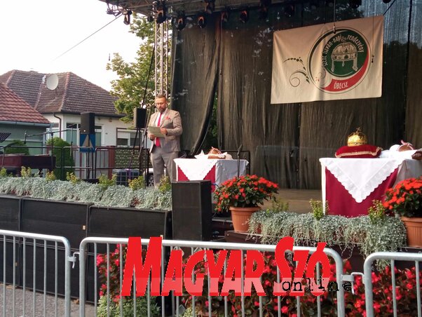 Juhász Bálint a Vajdasági Magyar Szövetség képviseletében szólt az ünneplőkhöz (Kancsár Izabella felvétele) Juhász Bálint a Vajdasági Magyar Szövetség képviseletében szólt az ünneplőkhöz (Kancsár Izabella felvétele)