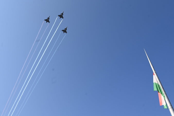 A Magyar Honvédség Gripen kötelékének díszelgő áthúzása a Szent István-napi állami ünnepségen tartott zászlófelvonáson és tisztavatáson a budapesti Kossuth tér fölött augusztus 20-án.(MTI)