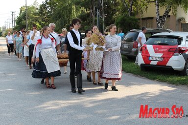 Elindult a menet az ünnepi szentmisére, elől a búzából készült koszorúval és az új kenyérrel (Kállai Göblös Nikoletta felvétele)