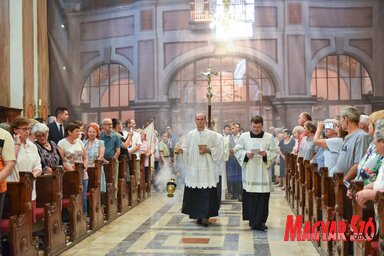 Ünneplőkkel telt meg szabadkai Szent Teréz-székesegyház (Molnár Edvárd felvétele)