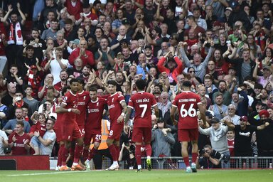 Szoboszlai Dominik (középen) társaival ünnepli a Liverpool győzelmét (Beta/AP)