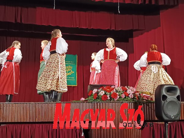 A Kalamajka tánccsoport fellépése az Ady-napon (Kazinczy Paszterkó Diana felvétele)