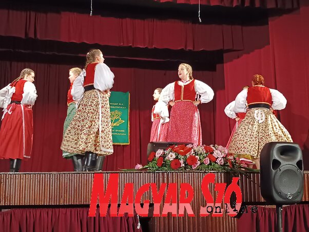A Kalamajka tánccsoport fellépése az Ady-napon (Kazinczy Paszterkó Diana felvétele) A Kalamajka tánccsoport fellépése az Ady-napon (Kazinczy Paszterkó Diana felvétele)