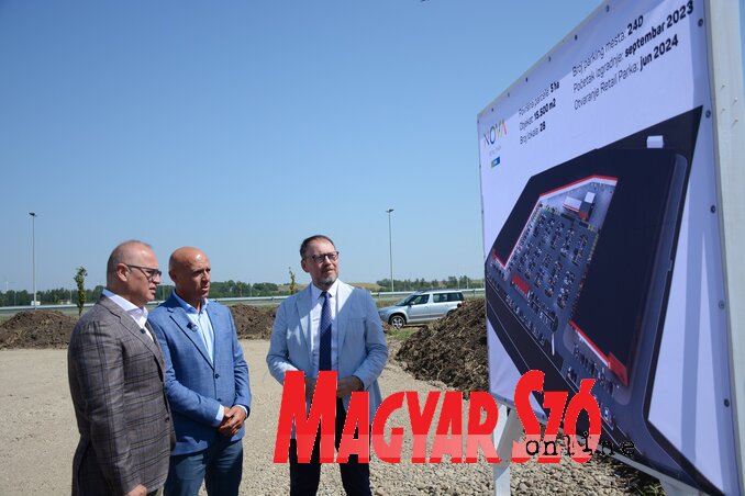 Goran Vesić, Marko Grujičić és Damjan Miljanić a projektumtábla előtt (Fotó: Paraczky László) Goran Vesić, Marko Grujičić és Damjan Miljanić a projektumtábla előtt (Fotó: Paraczky László)