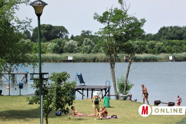 Nem csak a fürdőzők, a horgászok is kedvelik a Topolyai-tavat: több mint 250 horgászstég található a tavon, és ezeknek a bérleti szerződését évente meg kell újítani (Tóth Péter felvétele)