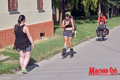 Meghatódva gurult be a Domány házaspár Felsőhegy központjába (Fotó: Gergely Árpád)