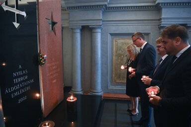 Schmidt Mária főigazgató, Rétvári Bence államtitkár, Répássy Róbert államtitkár és Fekete Rajmund, a Kommunizmuskutató Intézet igazgatója a nyilas és a kommunista terror áldozatainak emléktá
