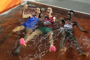 Gianmarco Tamberi (balról) a 3000 méteres akadályfutás bajnokával és bronzérmesével, Szufian el-Bakkalival és Abraham Kibiwottal a vizesárokban bulizott (Fotó: Beta)