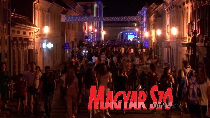 Az Utcai Zenészek Fesztiválja minden évben tömeges, a belvárosi sugárúton megszervezett felvonulással kezdődik, egyedi, jellegzetes hangulatot hoz városunkba (Ótos András felvételei) Az Utcai Zenészek Fesztiválja minden évben tömeges, a belvárosi sugárúton megszervezett felvonulással kezdődik, egyedi, jellegzetes hangulatot hoz városunkba (Ótos András felvételei)