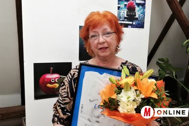 Náray Éva könyvtárigazgató a Mesterséges Intelligencia képekben című Coder Club-kiállítás megnyitóján búcsúzott munkahelyétől (Tóth Péter)