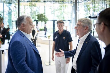 Orbán Viktor miniszterelnök (b) és Thomas Bach, a Nemzetközi Olimpiai Bizottság elnöke (j), középen Sebastian Coe, a Nemzetközi Atlétikai Szövetség (WA) elnöke, fotó: MTI