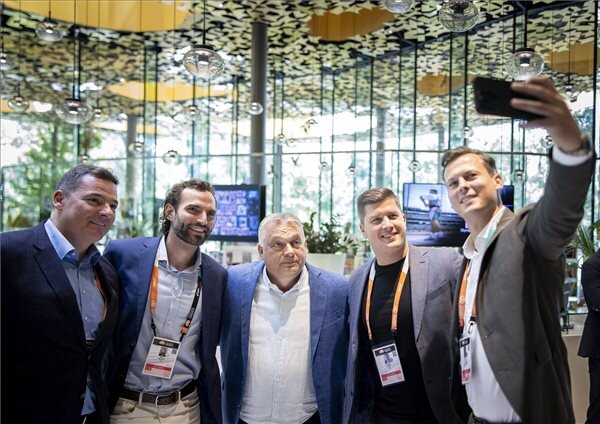 Orbán Viktor miniszterelnök (k), Gyulay Zsolt kajakozó, a Magyar Olimpiai Bizottság elnöke (b), Szilágyi Áron kardvívó, (b2), Gyurta Dániel olimpiai bajnok úszó (j2) és Baji Balázs gátfutó (j) társaságában, fotó: MTI/Miniszterelnöki Sajtóiroda/Fischer Zoltán Orbán Viktor miniszterelnök (k), Gyulay Zsolt kajakozó, a Magyar Olimpiai Bizottság elnöke (b), Szilágyi Áron kardvívó, (b2), Gyurta Dániel olimpiai bajnok úszó (j2) és Baji Balázs gátfutó (j) társaságában, fotó: MTI/Miniszterelnöki Sajtóiroda/Fischer Zoltán