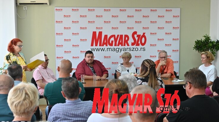 A Hétvége melléklet ezredik számának megjelenése alkalmából szervezett ünnepségen Varjú Márta, a Magyar Szó főszerkesztője mondott köszöntőt (Ótos András felvétele) A Hétvége melléklet ezredik számának megjelenése alkalmából szervezett ünnepségen Varjú Márta, a Magyar Szó főszerkesztője mondott köszöntőt (Ótos András felvétele)