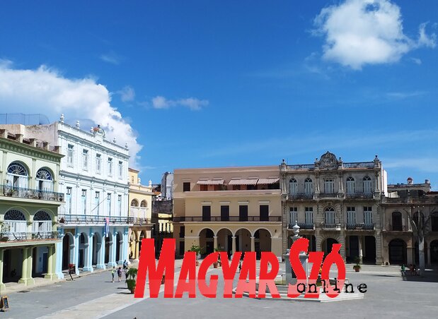 Havanna főterének hangulatos épületeiben számos kávézó és étterem várja a látogatókat (Máriás Endre felvétele) Havanna főterének hangulatos épületeiben számos kávézó és étterem várja a látogatókat (Máriás Endre felvétele)