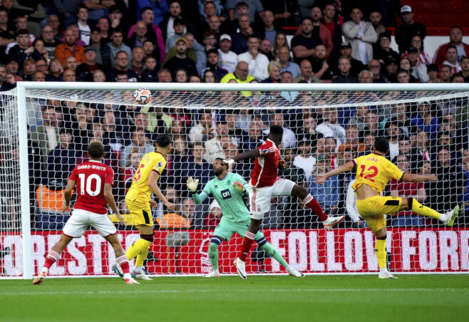 Taiwo Awoniyi (középen) hamar mattolta a United kapusát (Fotó: Beta/AP)