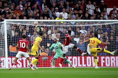 Taiwo Awoniyi (középen) hamar mattolta a United kapusát (Fotó: Beta/AP)