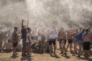 Budapest, 2022. augusztus 10.
Fiatalok a 28. Sziget fesztiv�lon a nyit�napon az �budai Haj�gy�ri-szigeten 2022. augusztus 10-�n.
MTI/Balogh Zolt�n