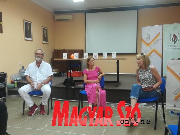 Dr. Fűzfa Balázs, Móra Regina és Süth Gabriella a könyvbemutatón (Fotó: Lukács Melinda) Dr. Fűzfa Balázs, Móra Regina és Süth Gabriella a könyvbemutatón (Fotó: Lukács Melinda)