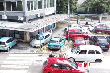 A Mišić vajda utcában a toronyépület alatti átjáróba gyakran beparkolnak, teljességében ellehetetlenítve
a gyalogos közlekedést. A pimasz autóvezetők tudják, hogy az átjáró tetőzete ellehetetleníti a pókkal
történő elvivést (Fotó: Szeli Balázs felvétele