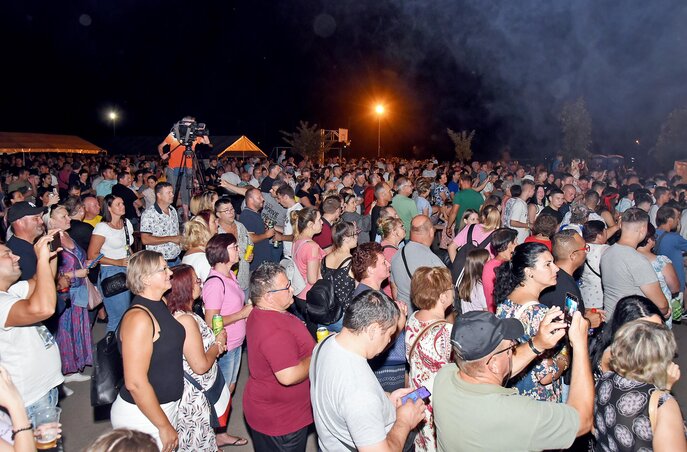 Sokan hallgatták az esti koncerteket az iskola udvarán (Fotó: Gergely Árpád)