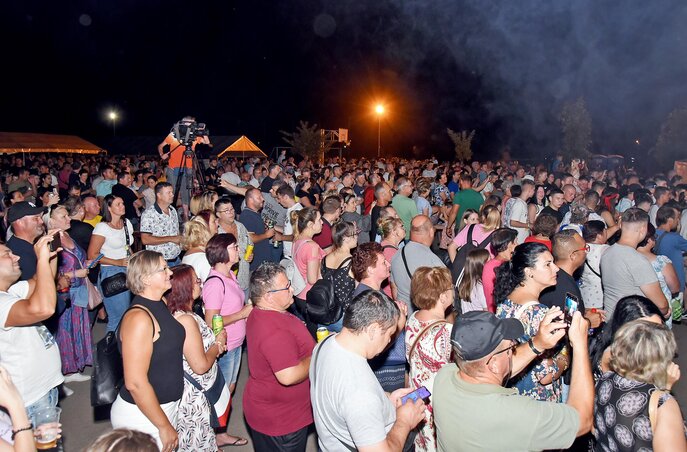 Sokan hallgatták az esti koncerteket az iskola udvarán (Fotó: Gergely Árpád) Sokan hallgatták az esti koncerteket az iskola udvarán (Fotó: Gergely Árpád)