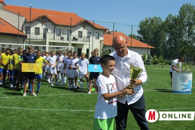 A nyertes csapat kapitányának Zsemberi János, a TSC elnöke adta át a serleget (Fotó: A szerző felvétele)