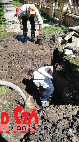 A Komgrad alkalmazottai csőtörésen dolgoznak (Kazinczy Paszterkó Diana) A Komgrad alkalmazottai csőtörésen dolgoznak (Kazinczy Paszterkó Diana)