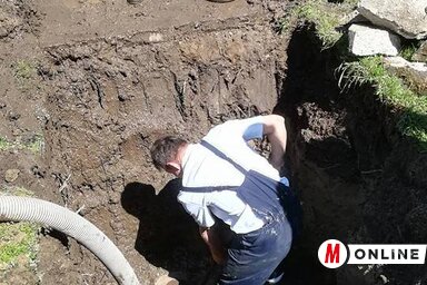 A Komgrad alkalmazottai csőtörésen dolgoznak (Kazinczy Paszterkó Diana)