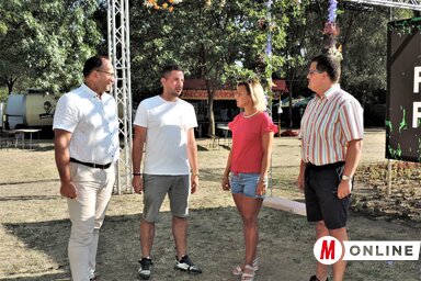 Az önkormányzat képviselői a szervezőkkel egyeztetnek (Fotó: Horváth Zsolt)