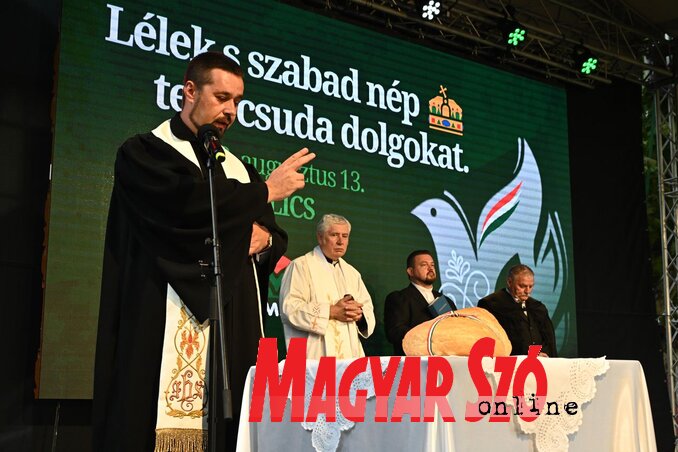 A történelmi egyházak képviselői áldották meg az új kenyeret A történelmi egyházak képviselői áldották meg az új kenyeret