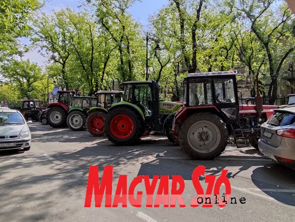 Harminc traktort parkoltak át vasárnapra a Matko Vuković utcába (Fotó: Lackó Varjú Sára)