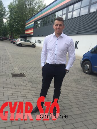 Lőrincz Tamás a dorogi sportcsarnok előtt (a szerző felvétele) Lőrincz Tamás a dorogi sportcsarnok előtt (a szerző felvétele)