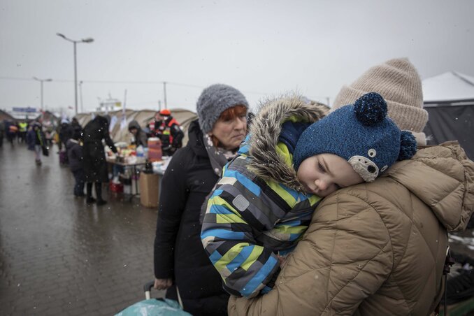 Változatlanul ezrével érkeznek a háború elől menekülők. Az UNHCR adatai szerint több mint 2 millióan hagyták el eddig Ukrajnát. A felvétel tegnap az ukrán–lengyel Medyka átkelőnél készült (Fotó: AP via Beta)