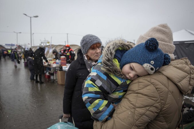 Változatlanul ezrével érkeznek a háború elől menekülők. Az UNHCR adatai szerint több mint 2 millióan hagyták el eddig Ukrajnát. A felvétel tegnap az ukrán–lengyel Medyka átkelőnél készült (Fotó: AP via Beta) Változatlanul ezrével érkeznek a háború elől menekülők. Az UNHCR adatai szerint több mint 2 millióan hagyták el eddig Ukrajnát. A felvétel tegnap az ukrán–lengyel Medyka átkelőnél készült (Fotó: AP via Beta)