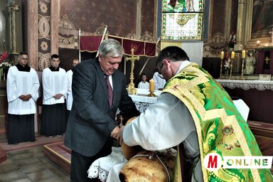 Az új kenyér megszegésének ünnepélyes pillanatai (Fotó: Horváth Zsolt)