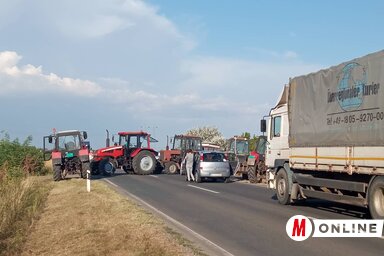 Hosszú sorok torlódnak fel az úton (Kancsár Izabella felvétele)