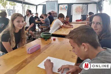 A Magyarságismereti verseny egy 
12 kérdésből álló teszt kitöltésével kezdődött (Kazinczy Paszterkó Diana felvétele)