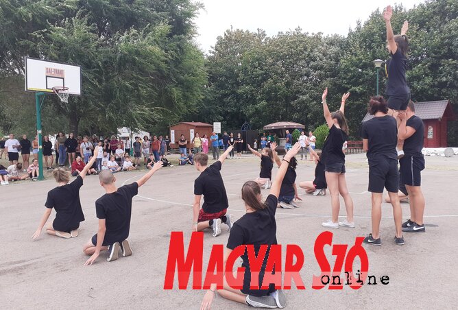 A Midnight Táncegyüttes a VANCSESZ és a 3+1 Nagycsaládosok Egyesülete közös programjának résztvevői (Kazinczy Paszterkó Diana felvétele)