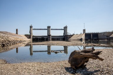 B�k�sszentandr�s, 2022. j�lius 26.
A H�rmas-K�r�s a B�k�sszentandr�si duzzaszt� als� felsz�ni �llom�sn�l 2022. j�lius 26-�n. J�lius 24-�n az �llom�sn�l -201 centim�teres rekordalacsony v�z�ll�st m�rtek.
MTI/Rosta Tibor