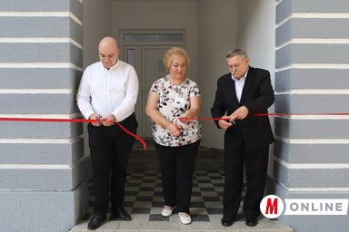 Kovács Viktor, Kovács Csilla és Kislinder Gábor átadják az épületet (Fotó: Lakatos János)