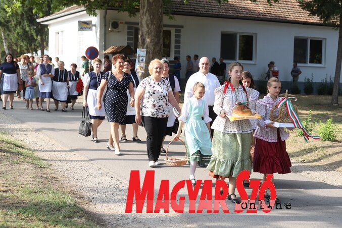 Az új kenyeret viszik az ünnepi szentmisére (Fotó: Lakatos János)