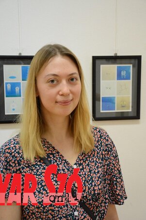 A topolyai születésű Móricz Ildikó munkái előtt A topolyai születésű Móricz Ildikó munkái előtt