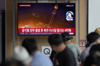 Az észak-koreai tesztről beszámoló híradó képsorai pörögnek a szöuli metróban (Fotó: AP via Beta)