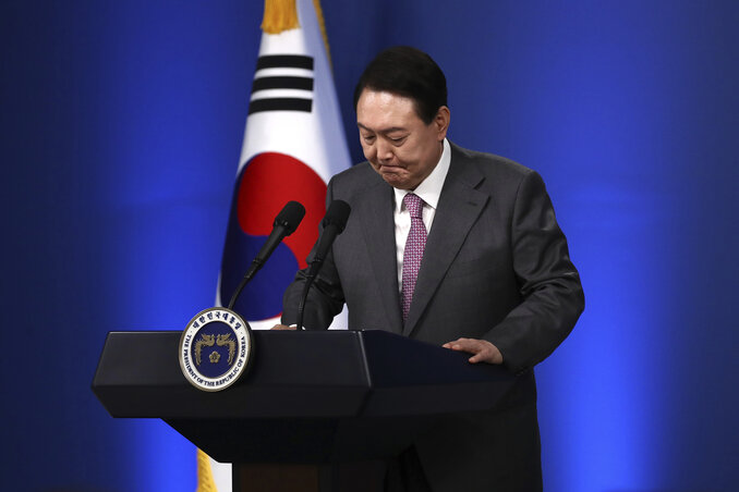 Jun Szuk Jol dél-koreai elnök hivatalba lépésének századik napja alkalmából tartott sajtótájékoztatót (Fotó: AP via Beta)