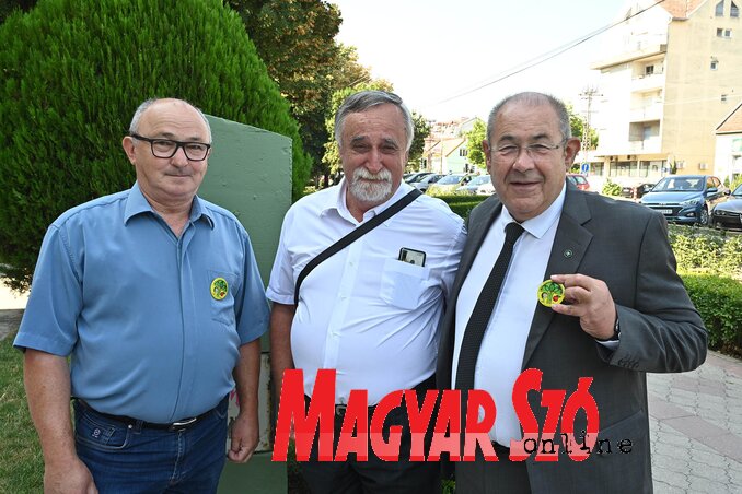 Magas rangú vendégek a jubileumon: Ternovác István, a Magyar Nemzeti Tanács Végrehajtó-bizottságának a tagja, Gusztony András, a Kertbarátkör tagja és Pásztor István, a Vajdasági Magyar Szövetség elnöke (balról jobbra) (Fotó: Ótos András) Magas rangú vendégek a jubileumon: Ternovác István, a Magyar Nemzeti Tanács Végrehajtó-bizottságának a tagja, Gusztony András, a Kertbarátkör tagja és Pásztor István, a Vajdasági Magyar Szövetség elnöke (balról jobbra) (Fotó: Ótos András)