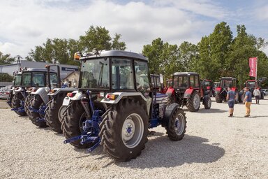 P�pa, 2020. j�nius 1.
�rdekl�d�k a mez�gazdas�gi g�peket forgalmaz� Royal Traktor Zrt. p�pai telephely�n az �tad�s napj�n, 2020. j�nius 1-j�n.
MTI/Krizs�n Csaba