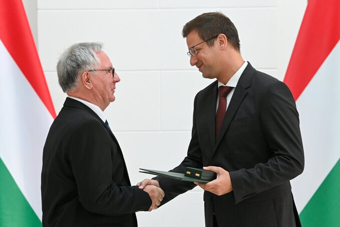 Gulyás Gergely gratulál Dobos Menyhért Lászlónak (Fotó: MTI) Gulyás Gergely gratulál Dobos Menyhért Lászlónak (Fotó: MTI)